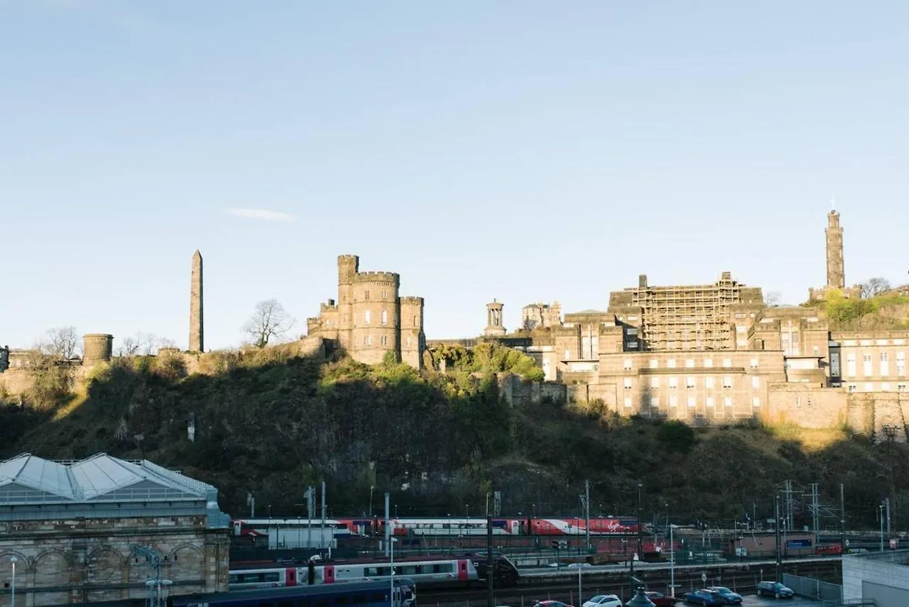 Stunning Old Town Apartment Next To The Station Edinburgh